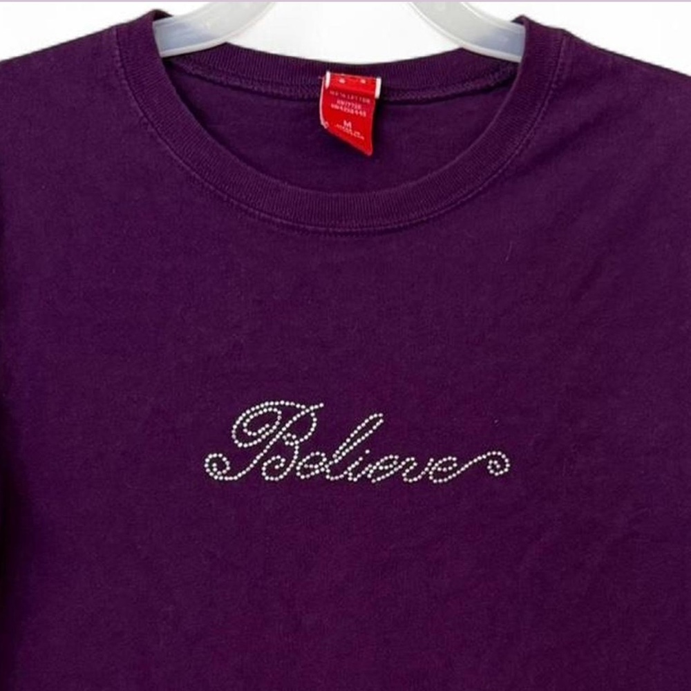 Sz M Y2K Momcore Glam Preppy Purple Rhinestone “Believe” Script Tee